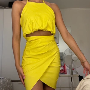 Gul klänning  - Gul festklänning, öppen vid magen, använd 1 gång