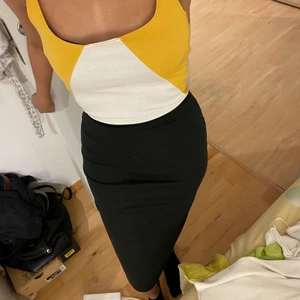 Klänning  - Svart/vit/gul klänning från zara