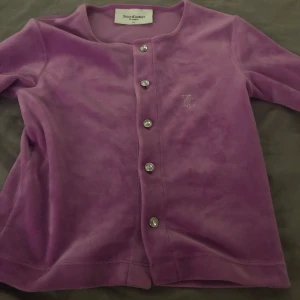 Juicy couture tröja med knappar - Säljer min juicy couture tröja vid rätt pris! Har haft den ett tag nu och börjar tröttna på det lite grann, Den är i storlek Xs och inga diamanter har lossnat och den är i bra skick💗🌸💕