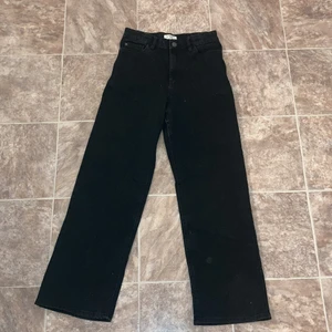 Jeans-svart - Svarta fina jeans som är lite för stor i midjan på mig och förkorta i benen för min smak, har använt de få gånger, storlek 152-164/ xs/s💗