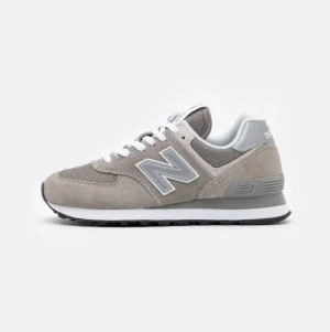 New Balance 574 - Storlek 37. Smutsiga men går lätt att tvätta så de blir som nya igen! 