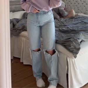 Jeans  - Jag säljer ett par ljusblå håliga jeans från Gina som är i bra skick då jag aldrig använt dom. Storlek 36 men skulle nog också passa en som bär 34. Säljer för 250kr, nypris ca 500. Hör av dig om du är intresserad❤️🤩