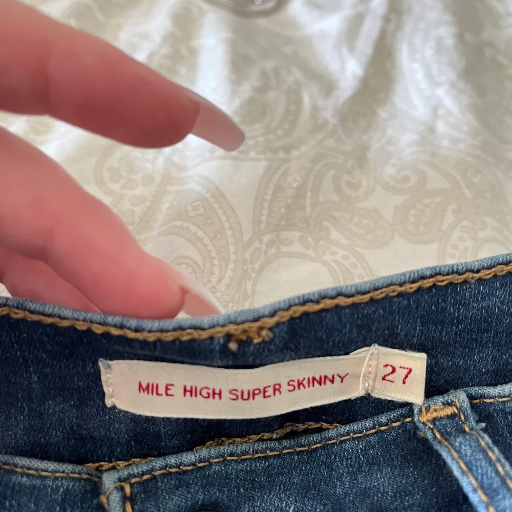 Supersnygga jeans från Levis i modellen mile high. De är i nyskick säljer pågrund av att de inte kommer till användning🦋. Jeans & Byxor.