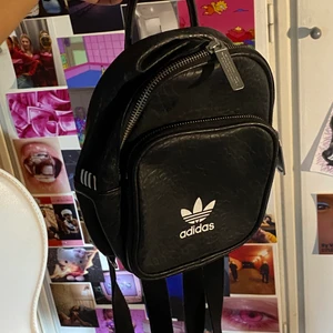 Adidas mini ryggsäck - En liten svart adidas ryggsäck. Använd en eller två gånger. 