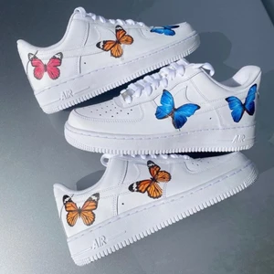 Beställ Custom målade skor  - Detta är exempel på vad vi kan erbjuda som design. Custom målade skor ! Skicka in dina finna skor till oss eller beställ helt nya med önskad design. Beställ genom att skicka ett meddelande till oss här eller via var Instagram @asphodel_jh ☺️