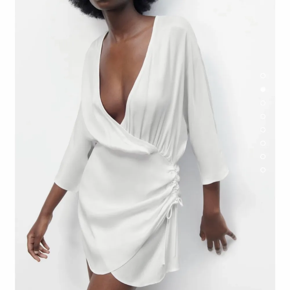 Superfin vit klänning i silkigt material från Zara. Helt ny med lappar kvar. . Klänningar.
