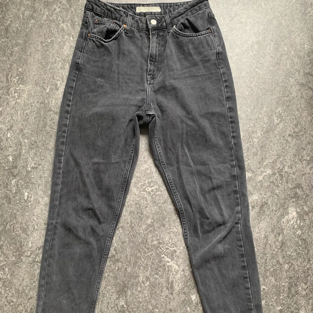 Fina svarta mom jeans från topshop i storlek W28 L32. Använda men inte på flera år pga har bytat storlek. Pris för frakt tillkommer. . Jeans & Byxor.