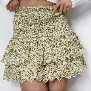 En kjol från Zara som är knappt använd, köparen står för frakten💙 Köp direkt för 250