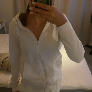 Vit sip-hoodie - Super fint skick, skickar spårbar frakt💓💓 