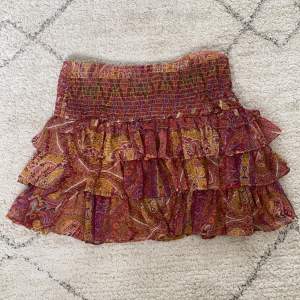 En fin volang kjol från Zara💗sista kvar i butik i storlek S🤩Köparen står för frakten👍🏼