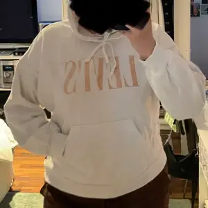 snygg Levi’s hoddie i fint skick, förutom att trycket på den inte syns lika tydligt som innan, nypris ca 800 kr, skriv privat för flera bilder eller frågor/ funderingar 💞