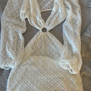 Vit stickad klänning  - Vit stickad klänning köpt förra året men aldrig kommit till användning. Går att använda som strandklänning eller som en vanlig klänning då den har ett extra tyg under (se bild). I storlek S. Skriv för fler bilder 💋