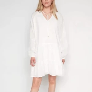 Superfin sommrig klänning - Superfin sommrig klänning  Luftig och härlig klänning med volanger.  100% bomull. Inköpt förra sommaren, använd en gång.