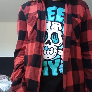 Röd flanellskjorta  - Köpte den på secondhand för 120, har blivit använd en hel del, men är i ett fint skick. Står storlek 32, men sitter mer som en S. 