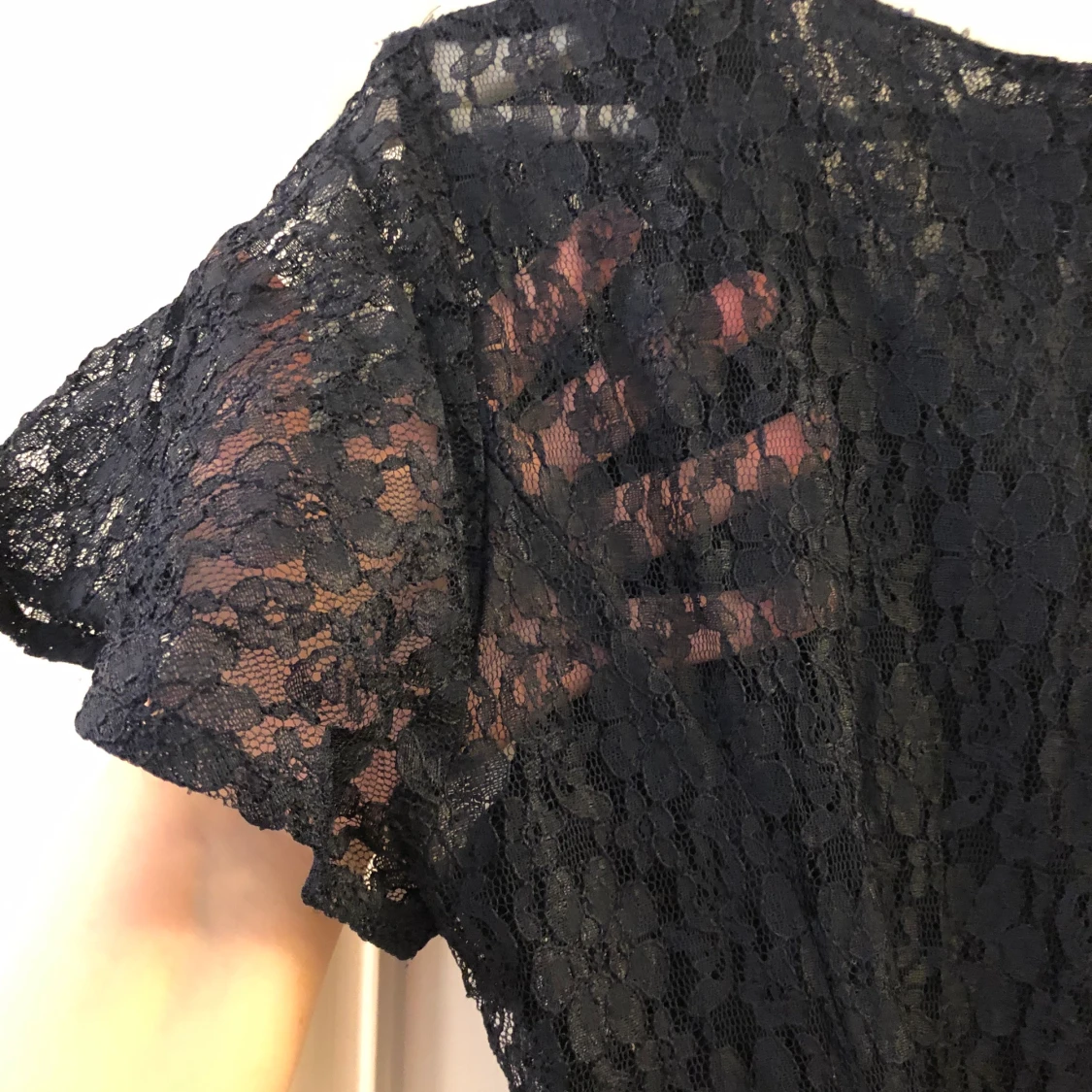 Genomskinlig spetsklänning med knyt i ryggen - 90