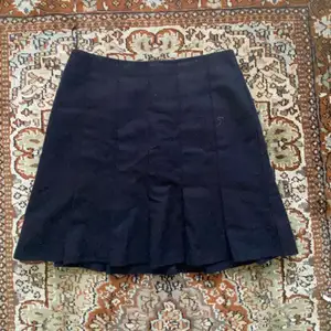 Så fin marinblå veckad kjol i tjockare varmt material! Skulle säga att det är storlek xs-s beroende på hur man vill att den sitter. 50kr exklusive frakt (50kr) eller högsta bud🌟