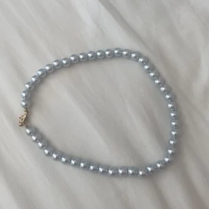 Pärlhalsband  - Säljer detta fina pärlhalsband köpt sh🪐 omkretsen är 43cm och varje pärla är ungefär 1cm stor💞 Skriv privat vid fler frågor