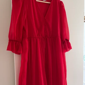 Klänning   - Klänning från NA-KD i storlek 376. Endast använd en gång så därav nyskick.   Köparen står för frakten. 