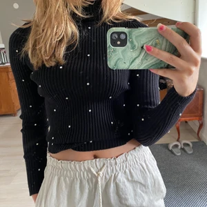 Zara tröja storlek S - Svart ribbad tröja från Zara med turtleneck/polokrage. Tröjan har även små ”stenar” på fram och baksidan. Materialet är väldigt strechigt och längden på polokragen går att justera efter önskemål. Aldrig använd och i mycket bra skick. Köpt för ca 300 kr🥰