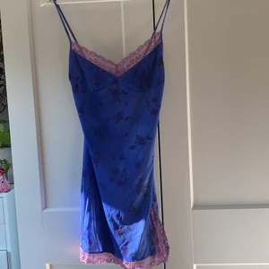 Slip dress - En blå slip dress med rosa spetskanter ifrån Motel Rocks i modellen Yenika