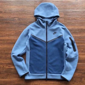 Nike tech fleece ljus blå  - Hej! Säljer denna fina Nike tech fleecen blå! Självaste dressen var köpt för 1800kr men säljer den billigt då den är använd 3 gånger! Dressen finns på butiker för runt 2000kr och mer! För mer info angående priset eller självaste dressen kom gärna privat!😁