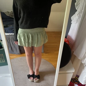 Kjol - Testar att publicera denna kjol igen. Köpt förra året från Mango. Kort och fin grön färg i fint skick🤗