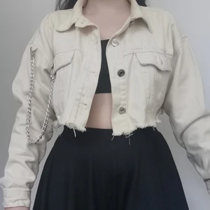 Beige Croppad jeansjacka med kedja  - Så fin jeansjacka med kedja från missguided. Nyskick