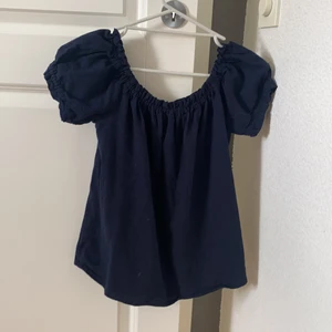 Off shoulder topp - Säljer en jättefin off shoulder topp från Vero Moda i storlek S. Använd ett par gånger. Säljer för 40 kr (+frakt)