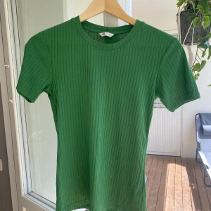 Ribbad T-shirt 🌻 - Använd någon enstaka gång. Hör av dig för fler bilder eller vid frågor 😊