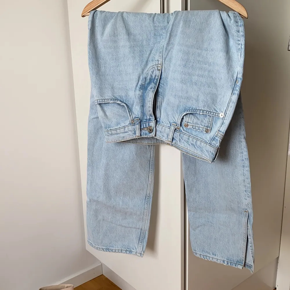 90’s highwaist jeans från GinaTricot i storlek 34. Ljusblå med slits i benen. Använda ca en gång pga för små redan när jag köpte dem hehe🙃Alltså i nyskick.🤗. Jeans & Byxor.