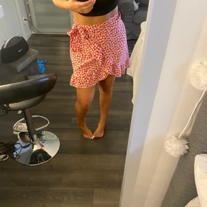 Kjol - Oanvänd. Strl S, frakt 42. Skriv för fler bilder. Kan också köpas ihop med nått 