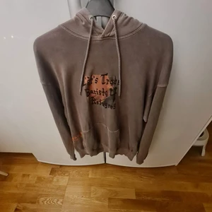 Brun hoodie från Valient - Ljusbrun baggy hoodie från Valient ‼️165 kr inkluderande frakt. Storlek M men jag skulle nog säga M/S
