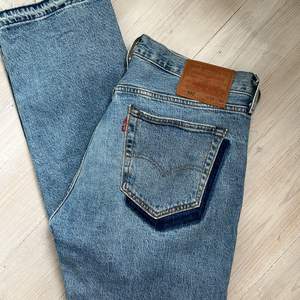 Ett par Levis jeans köpta på secondhand i bra skick. W33 L30. Köparen står för frakten. 