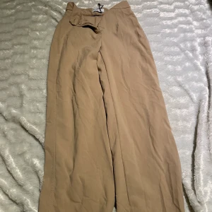 Fina Kostymbyxor - Säljer dessa superfina byxor. då dom tyvärr inte passar mig. Köpt på bershka för 299 och är bara använda 2 gånger men säljer dom för 90kr💗 Dom är Beige men skriv brun då beige inte fanns💗