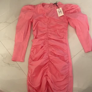 Rosa klänning  - Säljer denna sjukt snygga klänning från bikbok i xs. Prislapp finns kvar 