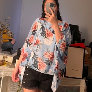 Tops - 💜Storleken är S/M/L 💜Hör gärna av dig om du vill se fler bilder. 