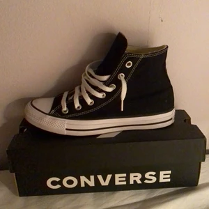 Svarta Converse  - Nya svarta Converse, oanvända! Köpta för 800kr