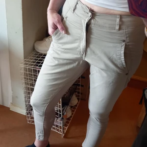 Beiga byxor - Ljust beiga byxor i typ chinos-snitt. Pyttelite strech i dom, väldigt bekväma men har blivit för små. Köpta på Kappahl, storlek 36. Säljer för 30 kr, plus frakt om du vill ha de skickade. Frågor? Bara att hojta! 😊