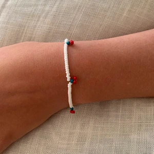körsbärs smycken - Vi säljer sjukt fina smycken med små körsbär på. Görs i vilken färg som helst bara skriv vad som önskas. Halsband - 70, armband - 45❤️❤️ frakt 13kr