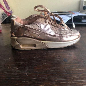 Guld skor - Säljer nu dessa fina guldiga skor.passar pra till allt möjligt.Hör av er vi intresse.