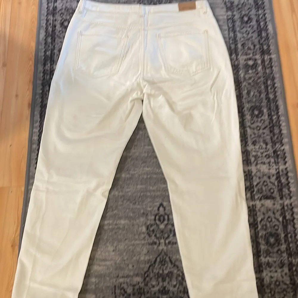 Helt nya vita jeans från Gina som bara har använts  en gång. . Jeans & Byxor.
