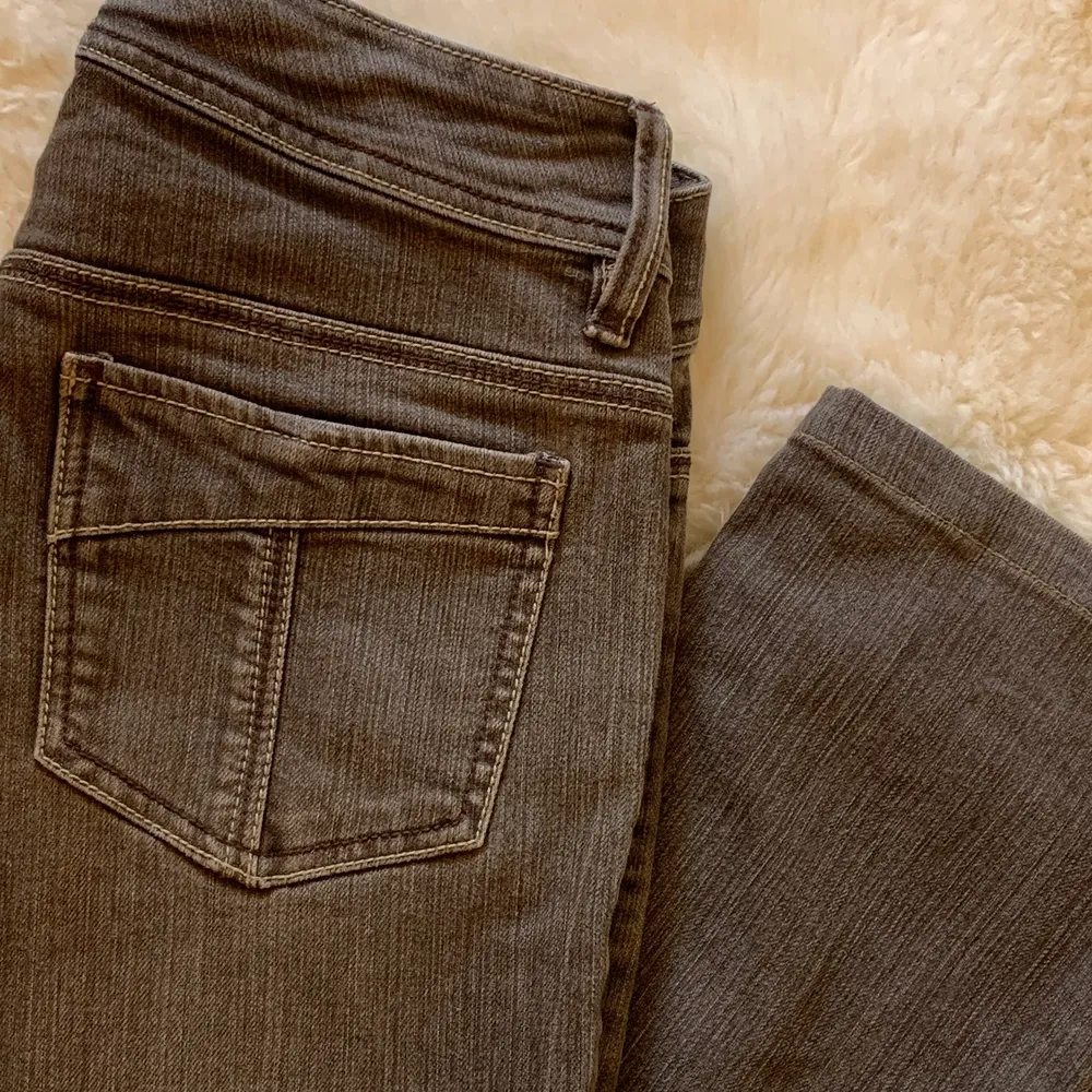 Lågmidjade grå/bruna jeans som inte används då det är lite för stora för mig. Knappt använda & bra kvalitet . Jeans & Byxor.