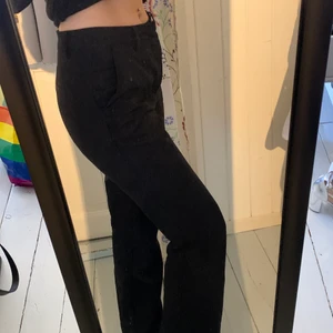 Kostymbyxor  - Svarta kostymbyxor i bra skick, säljs då de är förstora✨