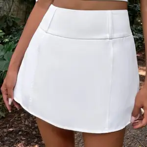 As snygg vit kjol som tyvärr va för stor för mig, returnerades inte i tid, ska verkligen köpa denna i mindre storlek då den va helt otroligt snygg. Är normalt sett XS och kjolen är en S men skulle säga att den även passar M, finns möjlighet till bälte/skä