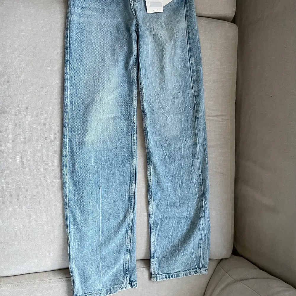 High Waits straight jeans med 5 fickor Nyskick aldrig använda med prislapp kvar. Jeans & Byxor.