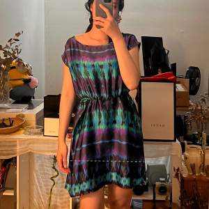 💜 Fin klänning  💜Storleken är S/M 💜Hör gärna av dig om du vill se fler bilder. 