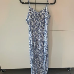 Klänning, Chiquelle - En fin och somrig långklänning från Chiquelle. Detaljer framtill. Använd fåtal gånger.