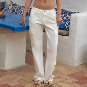 Cargo pants - ❗️ENDAST BYTE❗️ Har dessa populära cargo pantsen från zara som är slutsålda i strlk 36 och skulle gärna vilja byta mot några 34or! 