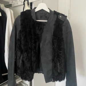 Svart/Grå jacka - Svart/Grå jacka från Only strl 34, använd 2-3 ggr, bra skick, knappt använd, nyskick