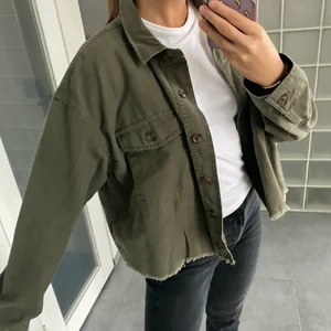 Grön jacka - (Lånade bilder) jag säljer min jacka i fint skick! Köparen står för frakt🌸 